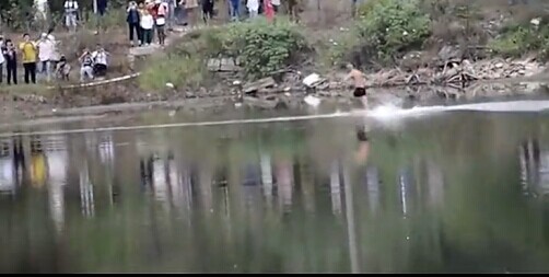 少林武僧水上漂120米刷新世界纪录 下一个目标