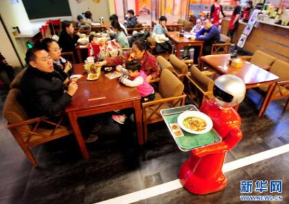机器人服务员亮相沈阳餐厅当跑堂:送餐、菜品