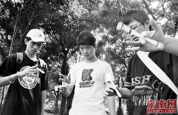 厦门悄现一群转笔爱好者:笔在他们手中跳舞(